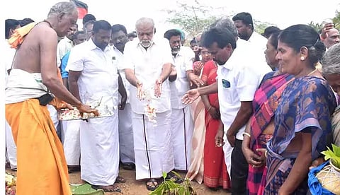 ரூ.70 லட்சத்தில் தார்சாலை, பாலம் கட்டும் பணி