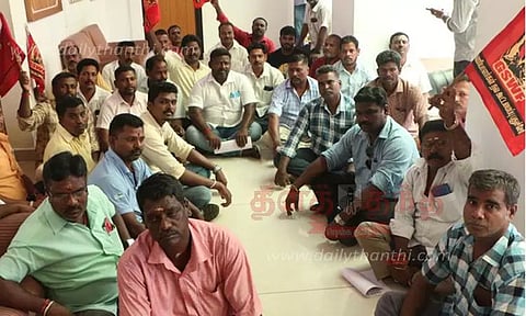 பொதுப்பணித்துறை அலுவலகத்தை வவுச்சர் ஊழியர்கள் முற்றுகை