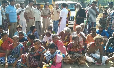 அரசு ஆஸ்பத்திரி சிகிச்சையில் தவறு இருப்பதாக கூறி பெண்ணின் உறவினர்கள் சாலை மறியல்