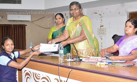 கவிதை, கட்டுரை போட்டியில் வெற்றிபெற்ற மாணவர்களுக்கு பரிசு