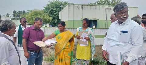 வீட்டை சுற்றி பள்ளம் தோண்டியது குறித்து உதவி கலெக்டர் விசாரணை