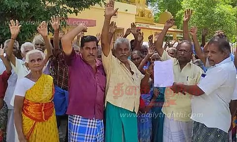 நடைபாதையை அகற்ற எதிர்ப்பு தெரிவித்து கிராமமக்கள் போராட்டம்