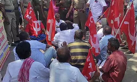 மார்க்சிஸ்ட் கம்யூனிஸ்டு கட்சியினர் மறியல் போராட்டம்