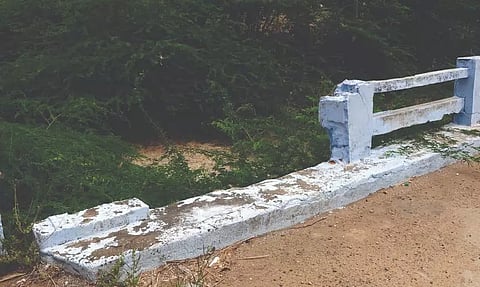 தடுப்புசுவர் இல்லாத பாலம்