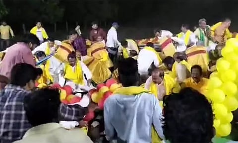 தெலுங்கு தேச கட்சி பொதுக்கூட்டத்தின் போது திடீரென வீசிய பலத்த காற்றில் மொத்தமாக சரிந்த மேடை!