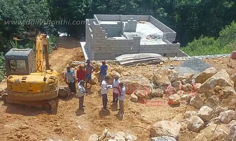 பாறையை உடைத்து கடத்த முயற்சி; 4 பேர் மீது வழக்கு