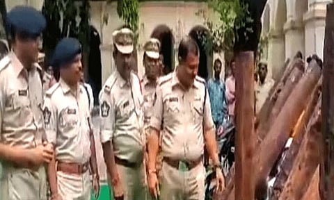 ஆந்திரா: திருப்பதி அருகே செம்மரக்கட்டைகள் கடத்தல் - 4 தமிழர்கள் உட்பட 9 பேர் கைது