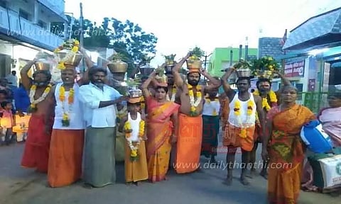 சிவசக்தி மாரியம்மன் கோவிலுக்கு தீர்த்தம் எடுத்து வந்த பக்தர்கள்