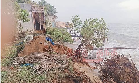 கடல் அரிப்பை தடுக்கக்கோரி பொதுமக்கள் திடீர் சாலைமறியல்