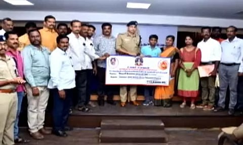 சென்னையில் மறைந்த தலைமைக் காவலரின் மகனுக்கு சக காவலர்கள் ரூ.15 லட்சம் நிதியுதவி