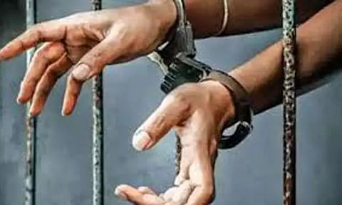 ஆசிரியரை தாக்கி கொலை மிரட்டல் விடுத்த சப்-இன்ஸ்பெக்டர் மகன் கைது