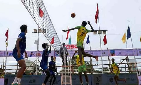 கரூரில், மாநில அளவிலான வாலிபால் போட்டி