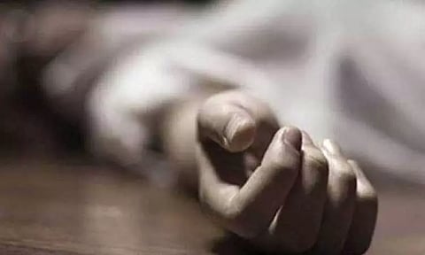 கோழிப்பண்ணையில் இருந்து கோழி திருட முயன்ற நபர் அடித்துக் கொலை