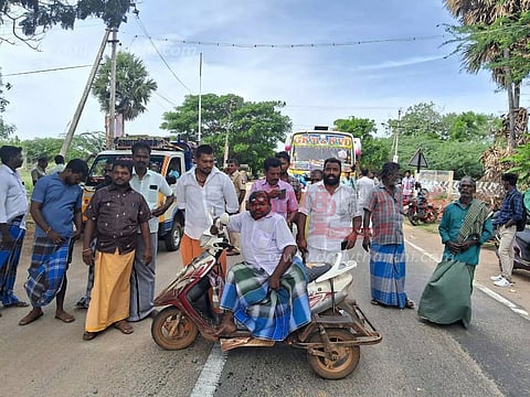 தொடர் மின்வெட்டை கண்டித்து பொதுமக்கள் சாலைமறியல்