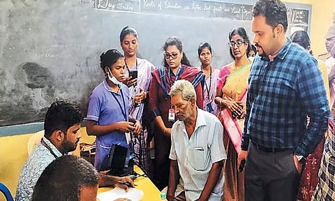 சிறப்பு மருத்துவ முகாமில் செங்கல்பட்டு மாவட்ட கலெக்டர் திடீர் ஆய்வு