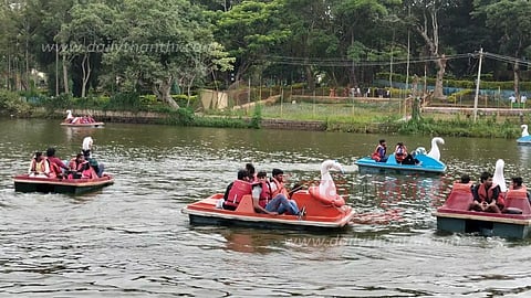 ஏற்காடு, மேட்டூரில் சுற்றுலா பயணிகள் குவிந்தனர்