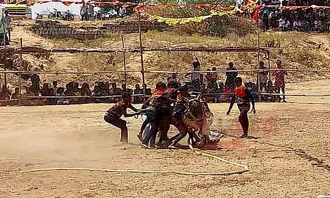 மேலதூவல் கிராமத்தில் வடமாடு மஞ்சுவிரட்டு போட்டி