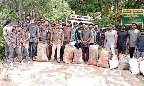 வனப்பகுதிகளில் பாட்டில்களை வீசுவதால் விலங்குகள் பாதிக்கப்படுகிறது மாவட்ட வன அதிகாரி இளையராஜா தகவல்