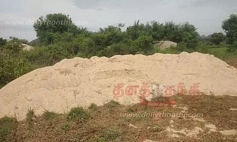 இரவு நேரங்களில் மணல் திருட்டு