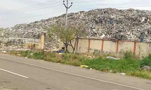 வாங்கல் குப்பை கிடங்கில் இரும்பு தடுப்புகள் அமைக்கப்படுமா?