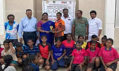 ஐவர் ஆக்கி போட்டியில் வென்ற அணிகளுக்கு பரிசு