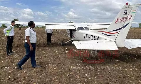 விளை நிலத்தில் அவசரமாக தரையிறக்கப்பட்ட பயிற்சி விமானம்; விமானி உள்பட 2 பேர் உயிர் தப்பினர்