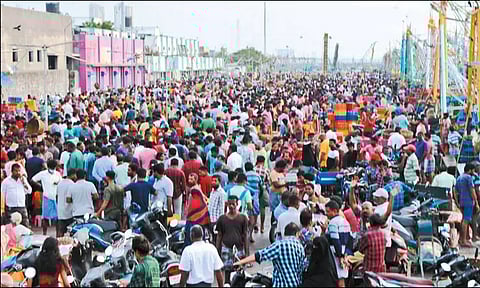 காசிமேட்டில் மீன் வாங்க குவிந்த பொதுமக்கள்: விலை குறைந்ததால் போட்டி போட்டு வாங்கி சென்றனர்