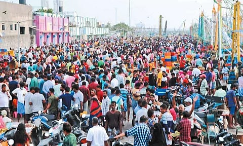 காசிமேட்டில் மீன் வாங்க குவிந்த பொதுமக்கள்