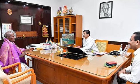 மயானத்தை மரகத சோலையாக மாற்றிய 70 வயது முதியவர்: நேரில் அழைத்து பாராட்டிய தலைமைச்செயலாளர் இறையன்பு