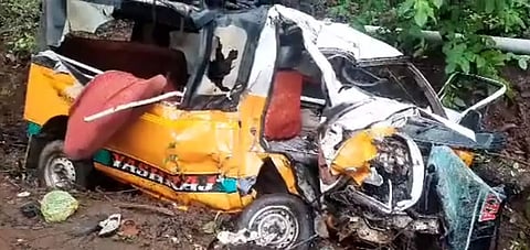 ரத்னகிரி அருகே கோர விபத்து ஷேர் ஆட்டோ மீது லாரி மோதி 8 பயணிகள் பலி - 7 பேர் படுகாயம்