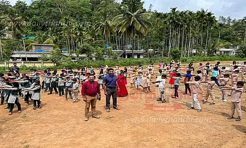 மாணவர்களுக்கு யோகா பயிற்சி