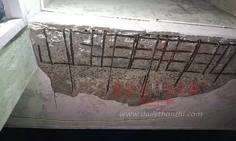 மேற்கூரையில் இருந்து பெயர்ந்து விழும் சிமெண்டு பூச்சு