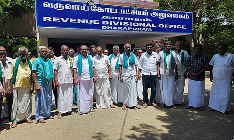 நெடுஞ்சாலைத்துறை அதிகாரியை கண்டித்து முற்றுகை போராட்டம்