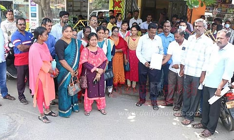 லஞ்ச ஒழிப்பு அலுவலகத்தை மேல்நிலை எழுத்தர்கள் முற்றுகை