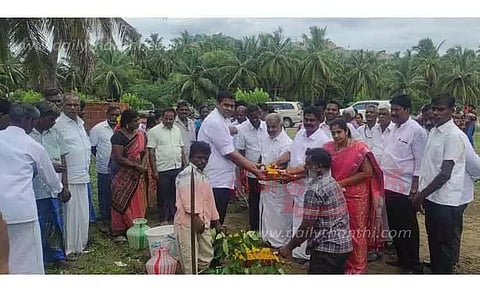 புதிதாக ரேஷன் கடை, தார் சாலை அமைக்கும் பணி