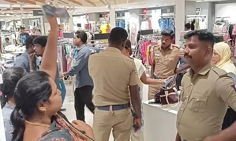 உடைமாற்றும் அறையில் இருந்த செல்போனின் மர்ம முடிச்சுகள்