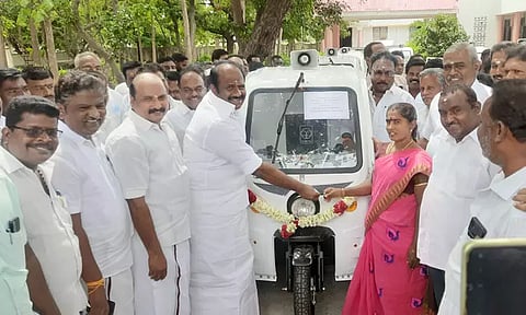 11 ஊராட்சிகளுக்கு குப்பை அகற்றும் வாகனம்