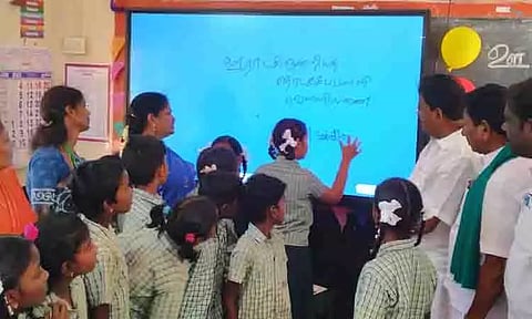 அரசு பள்ளிகளில் ஸ்மார்ட் வகுப்பறைகள் தொடக்கம்