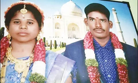 மோட்டார் சைக்கிள் மீது பஸ் மோதி விபத்து: திருமண நாளில் கணவன்-மனைவி பலி