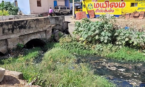 தேங்கி நிற்கும் கழிவுநீரால் சுகாதார சீர்கேடு...!!