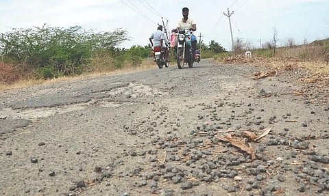 மோசமான தார்சாலையால் வாகன ஓட்டிகள் அவதி