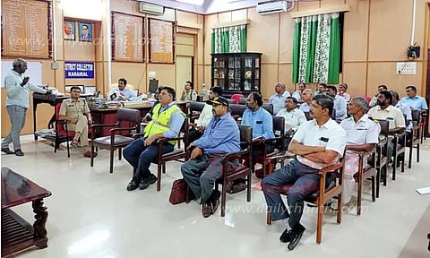 அதிகாரிகளுடன் கலெக்டர் ஆலோசனை