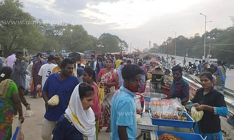 4 வழிச்சாலைக்கு வந்த கடைகளால் போக்குவரத்து நெரிசல்