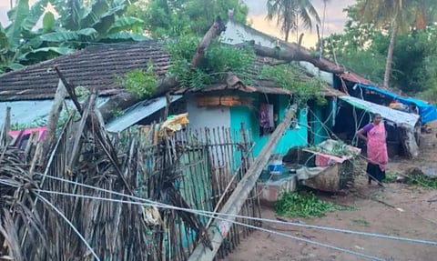 பலத்த காற்றில் மின்கம்பங்கள் சாய்ந்து 3 வீடுகள் சேதம்