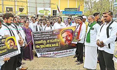 விடுதலை சிறுத்தைகள் கட்சியினர் மனித சங்கிலி போராட்டம்