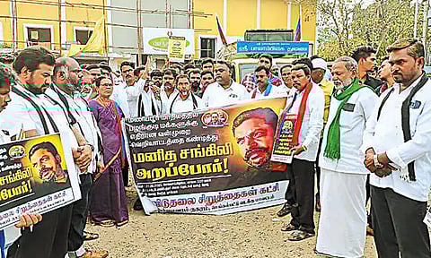 மத்திய பா.ஜ.க. அரசை கண்டித்து விடுதலை சிறுத்தைகள் கட்சியினர் மனித சங்கிலி போராட்டம்