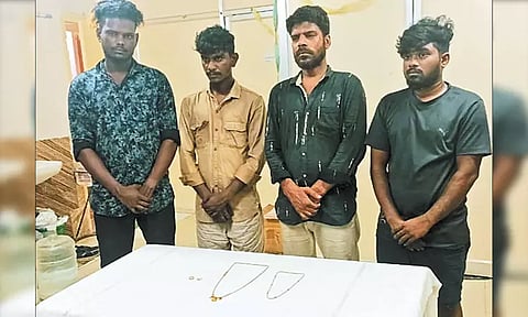 வண்ணாரப்பேட்டை-கடற்கரை இடையே கத்திமுனையில் ரெயிலில் பெண்ணிடம் 9 பவுன் நகை பறிப்பு - 4 பேர் கைது