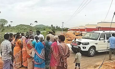 பொதட்டூர்பேட்டை அருகே சமத்துவபுரம் வீடுகளை பார்வையிட வந்த அதிகாரியை முற்றுகையிட்ட பொதுமக்கள்