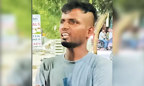 ஓரினச்சேர்க்கைக்கு வற்புறுத்திய கட்டிட தொழிலாளி கத்தியால் குத்திக்கொலை - வாலிபர் சிக்கினார்