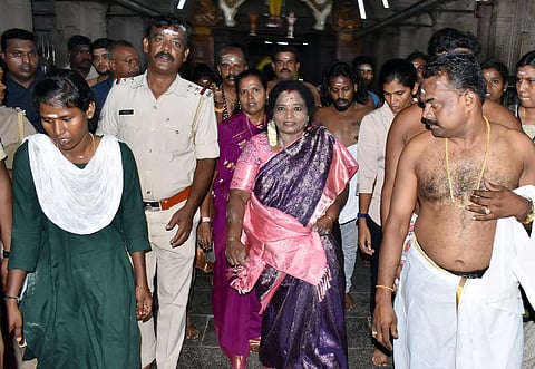 திருச்செந்தூர் சுப்பிரமணிய சுவாமி கோவிலில் தெலுங்கானா கவர்னர் தமிழிசை சவுந்தர்ராஜன் சாமி தரிசனம்